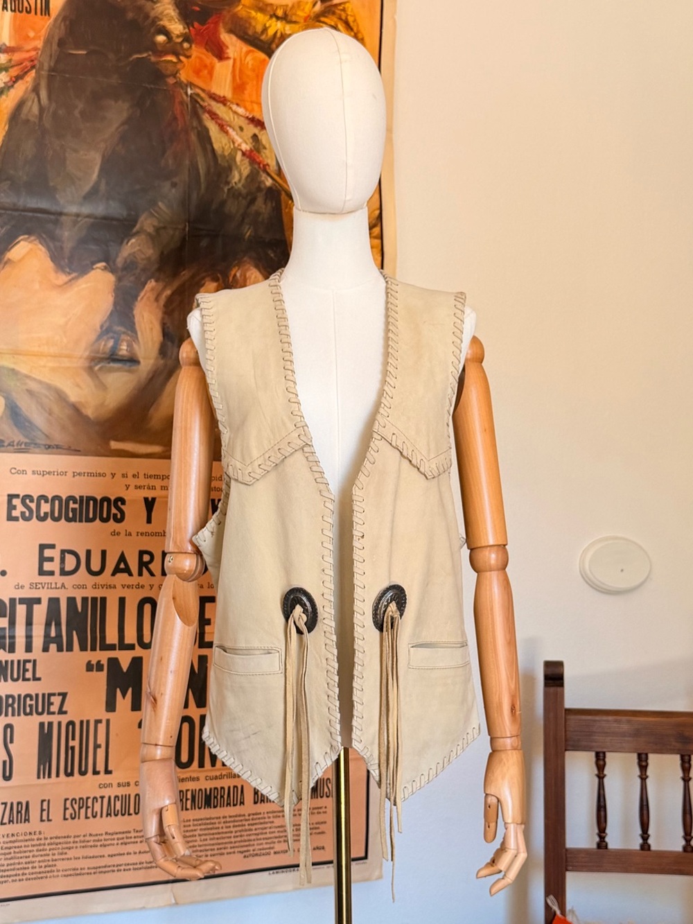 Vintage Western Ivory 100% Leather Fringe 
Details Concho Silk Lined Vest L